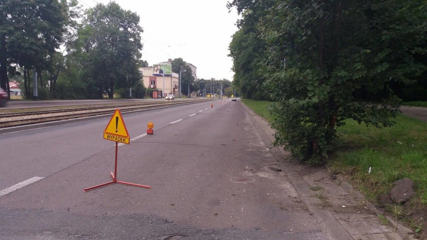 Wypadek motocyklisty przy ul. Pabianickiej. Pasażerka bez kasku w bardzo ciężkim stanie [zdjęcia]