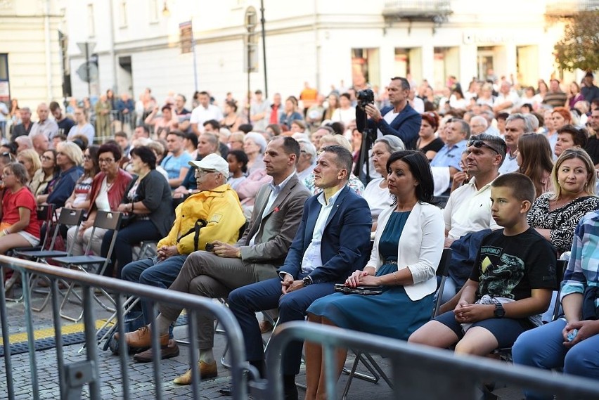 Nowy Sącz. Imieniny Miasta z gwiazdami: Kasia Moś, Wojtek Cugowski, Beata Rybotycka, Konrad Imiela i inni na sądeckim Rynku [ZDJĘCIA]