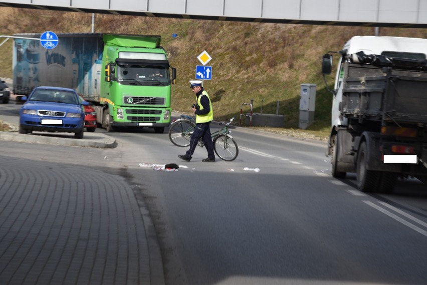 Tarnów. Dramatyczne sceny na Warsztatowej. Rowerzysta wjechał pod ciężarówkę