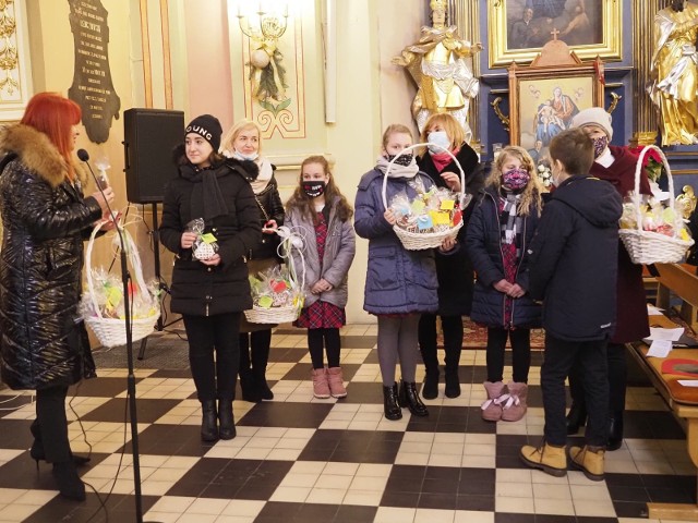 Podczas nabożeństwa delegacja uczniów złożyła dziadkom piękne życzenia.  Miłym akcentem i dodatkiem do życzeń były także pierniczki serduszka z życzeniami od dyrektora oraz grona pedagogicznego Publicznej Szkoły Podstawowej  w Obrazowie, które wykonali sami pedagodzy.