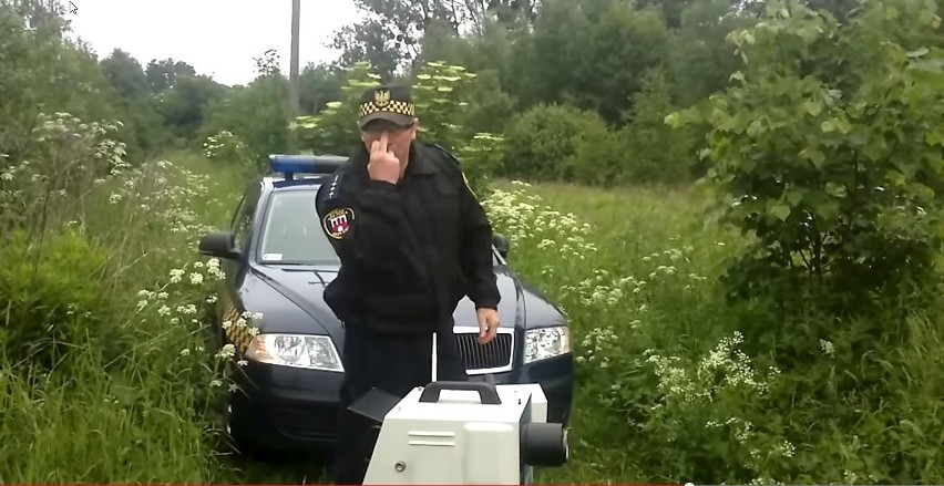Strażnik miejski w Brzezinach pokazał kierowcy środkowy palec [FILM]