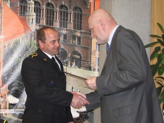 Sławomir Kołtun (z lewej) i pozostali funkcjonariusze dostali zegarki od prezydenta Michała Zaleskiego