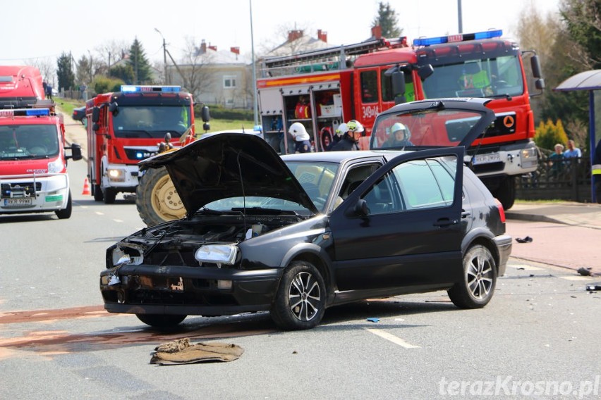 Podczas zderzenia kierujący pojazdami doznali obrażeń i...