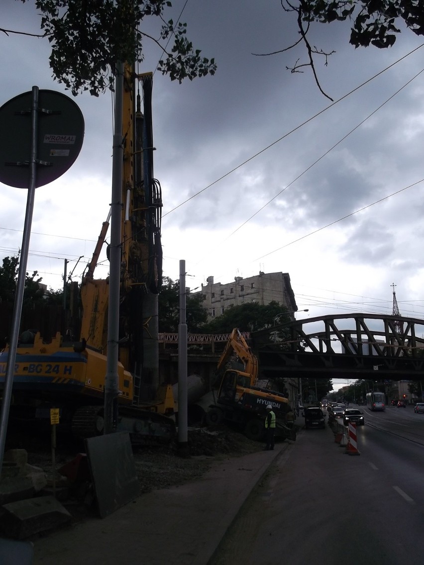 Wrocław: Rozbiórka wiaduktu nad Grabiszyńską weszła w nowy etap (ZDJĘCIA)