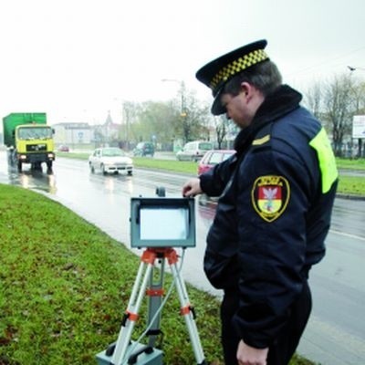 Fotoradarami dysponują też strażnicy miejscy. Urządzenia to przekleństwo kierowców, którzy lubią szybką jazdę.