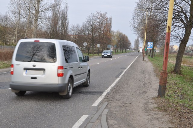 Najbardziej niebezpieczny dla pieszych i rowerzystów jest odcinek obwodnicy od ulicy 1 Maja do marketu Tesco. Tu nie ma żądnego chodnika, a ruch pieszy jest spory.