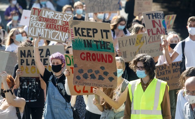 W piątek w Rzeszowie odbył się Młodzieżowy Strajk Klimatyczny. Młodzi ludzie maszerowali ulicami miasta, by zwrócić uwagę rządu na nierówności społeczne, które wynikają z postępujących zmian klimatu. Na transparentach nieśli hasła "Edukujcie, a nie emitujcie", "Nie zabierajcie nam przyszłości". Zobaczcie galerię zdjęć z marszu.