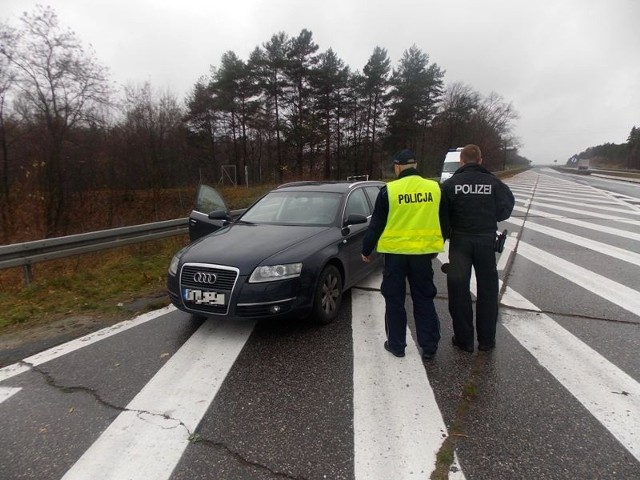 Policjanci z Trzebiela, we współpracy ze strażą graniczną oraz niemieckimi policjantami, odzyskali samochód osobowy marki Audi A6 z 2008 r. Samochód został skradziony na terenie Niemiec. Zatrzymany został 38-letni mieszkaniec Legnicy.W poniedziałek 16 listopada rano dyżurny żarskiej jednostki otrzymał informację z Polsko-Niemieckiego Centrum Współpracy Służb Granicznych, Policyjnych i Celnych w Świecku, że autostradą A15 z Niemiec w kierunku Olszyny przemieszcza się skradzione w Niemczech audi A6. Dyżurny skierował tam patrol z posterunku policji w Trzebielu. Funkcjonariusze udali się na drogę K-18, gdzie na piątym kilometrze trasy, blokując dalszy przejazd skradzionego pojazdu, zatrzymali 38-letniego mężczyznę. Funkcjonariusze potwierdzili, że audi jest kradzione, natomiast 38-latek nie posiada uprawnień do kierowania pojazdami. Przy mężczyźnie ujawniono foliowy zwitek z kryształkami. Tester narkotykowy wskazał, że jest to metamfetamina. Dodatkowo mieszkaniec Legnicy został poddany badaniu testerem narkotykowym, wynik badania był  pozytywny. Od mężczyzny pobrana została krew do dalszych badań i weryfikacji.Zatrzymanie mieszkańca Legnicy oraz odzyskanie przez policjantów skradzionego audi było możliwe dzięki współpracy z centrum w Świecku oraz niemieckich policjantów oraz funkcjonariuszy straży granicznej z Tuplic.Odzyskane audi A6 z 2008 r. zostało zabezpieczone przez policjantów i wróci do właściciela. Natomiast 38-letni mieszkaniec Legnicy, który 3 miesiące wcześniej opuścił zakład karny, został zatrzymany w policyjnym areszcie.