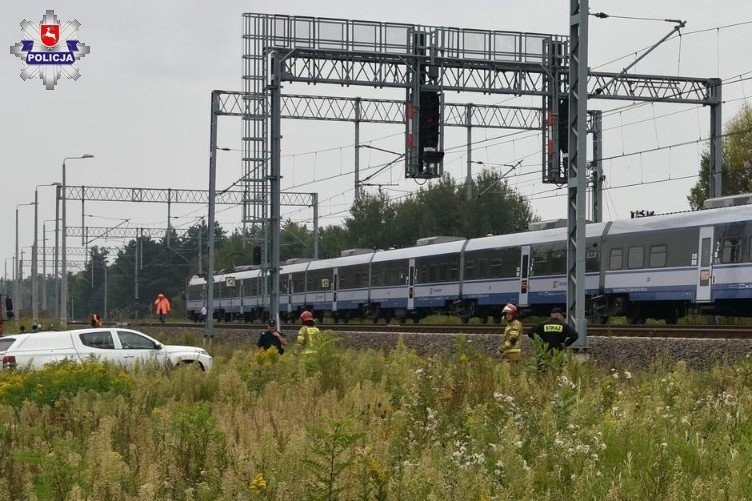 Wypadek na torach kolejowych koło Dęblina. Poszkodowana kobieta trafiła do szpitala