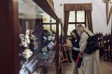 Nowe solniczki na wystawie w zamku w Wieliczce. Pokazano ostatnie nabytki Muzeum Żup Krakowskich 