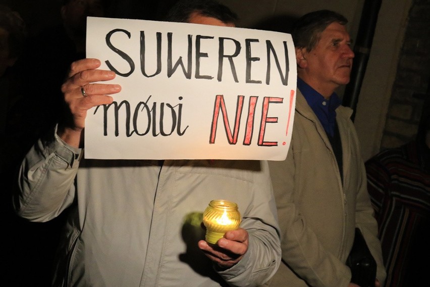 Fotorelacja z dzisiejszego protestu KOD-u pod budynkiem Sądu...