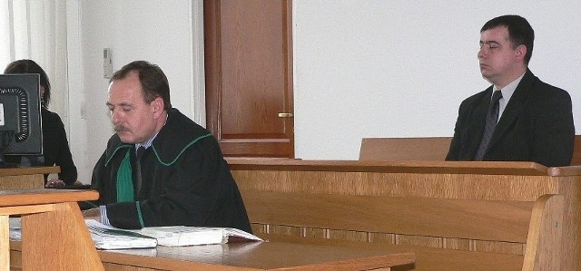 Waldemar Szymański (z prawej) nie usłyszał we wtorek wyroku w swojej sprawie w buskim Sądzie Rejonowym.