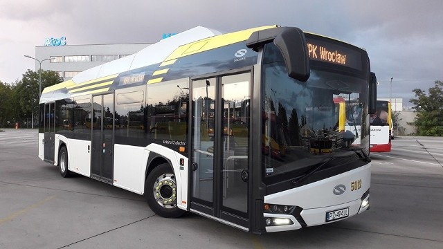 Kolejny autobus z napędem elektrycznym testowany we Wrocławiu. Wcześniej (na przełomie sierpnia i września) było to volvo, teraz na ulice wyjechał Solaris Urbino 12 Electric. Można go już spotkać na linii K.ZOBACZ AUTOBUS NA KOLEJNYCH ZDJĘCIACH. CZYTAJ WIĘCEJ NA JEGO TEMAT