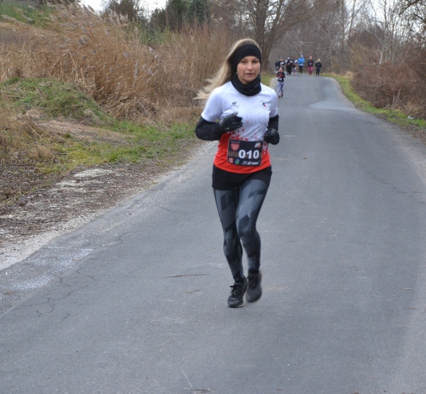 Ponad trzydziestu biegaczy wzięło udział w „Biegu dla WOŚP”,...