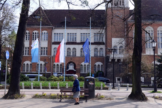 Flagi przed UM Sopotu opuszczone do połowy po śmierci Bartoszewskiego