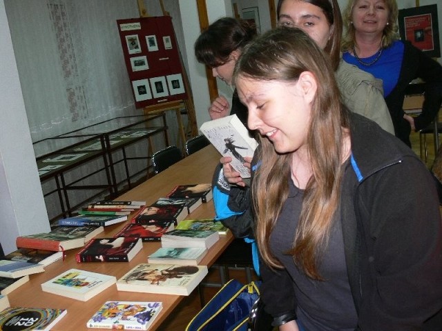 W pierwszej wymianie książek między czytelnikami w Miejskiej Bibliotece Publicznej uczestniczyła głównie młodzież.