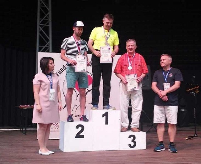 Najlepsi pingpongiści na podium (lewej): Donat Szpak, Jerzy Rosa i Jerzy Panfil