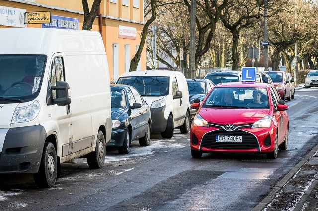 Egzamin teoretyczny co rok, własny plac manewrowy dla każdej szkoły, instruktor obecny na egzaminie i wyższe ceny za szkolenie - to założenia projektu ustawy dotyczącej szkolenia kierowców i systemu egzaminowania.