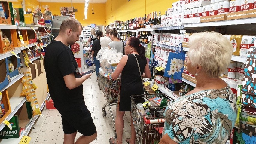 Oblężenie Tesco przy Sandomierskiej w Kielcach [ZDJĘCIA CZYTELNIKA]