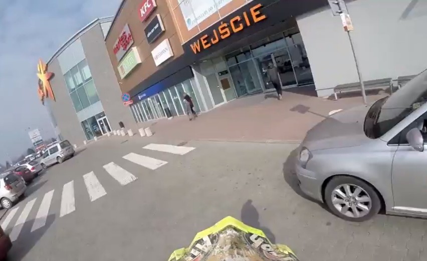 Tarnów. Zatrzymano szalonego motocyklistę, który przejechał przez galerię handlową [WIDEO]