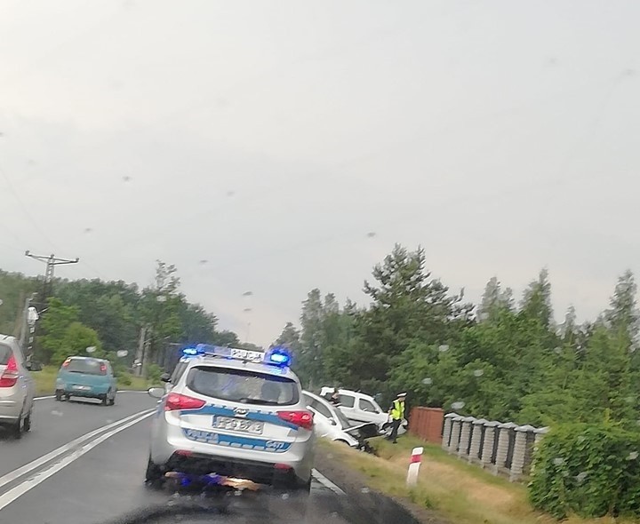 Powiat olkuski. Groźny wypadek na drodze wojewódzkiej nr 783 w Gołaczewach. Jedna osoba została poważnie ranna