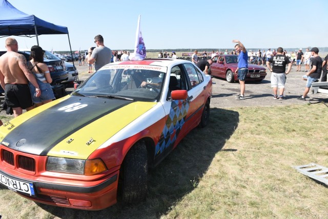 W sobotę (24 sierpnia) na terenie Aeroklubu Pomorskiego zorganizowano 22. edycja zlotu fanów BMW. Uczestnicy mogli wziąć udział w wyścigu na dystansie ćwierć mili. Na miejscu dostępne były także stoiska z gadżetami oraz stoiska firm z branży motoryzacyjnej i gastronomicznej. Imprezę poprowadził Dj Marecki.