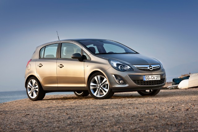 Opel Corsa DWydając 20 tys. zł można znaleźć Corsę D z lat 2008 - 2011.Auto produkowano w latach 2006-2014, jako trzy- i pięciodrzwiowy hatchback. Była to piąta generacja Corsy. Auto bazuje na prostych rozwiązaniach, bez wymyślnych nowinek i skomplikowanej elektroniki. Dlatego jest trwałe i niezawodne.Fot. Opel