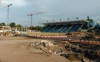 Nowa trybuna wschodnia na stadionie Wisły rośnie w szybkim tempie. Ma być gotowa pod koniec tego roku. Do czerwca przyszłego roku powstanie trybuna zachodnia. Fot. Michał Klag