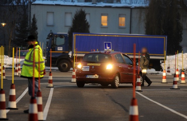 Zdawalność egzaminów na prawo jazdy wynosi około 30 procent w skali kraju.  Da porównania w Niemczech współczynnik ten wynosi 74 procent. Tam jest bezpieczniej na drogach