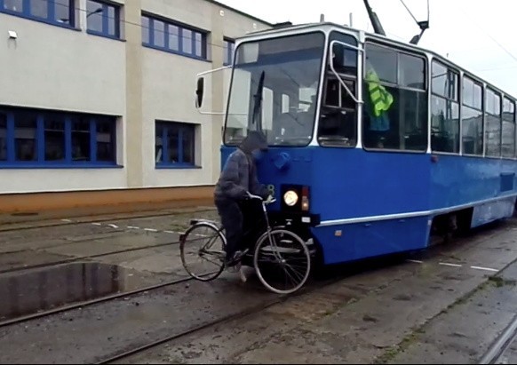 Tak wygląda zderzenie rowerzysty z tramwajem [ZDJĘCIA, WIDEO, SYMULACJA]
