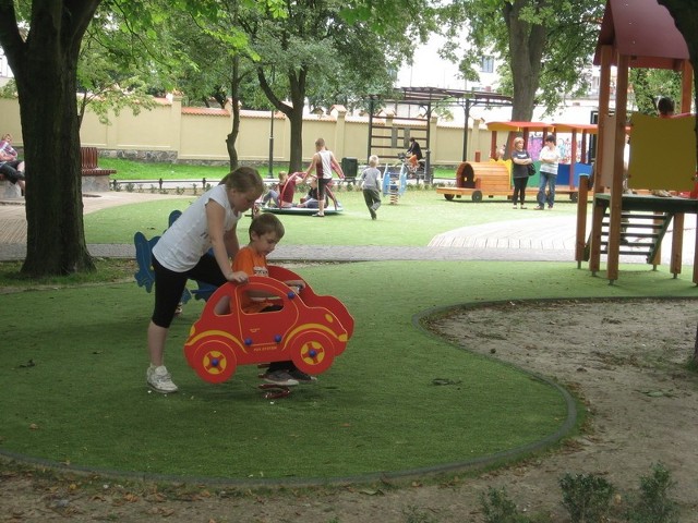 Zabawki kuszą, a dzieciaków czasami jest tutaj wiele