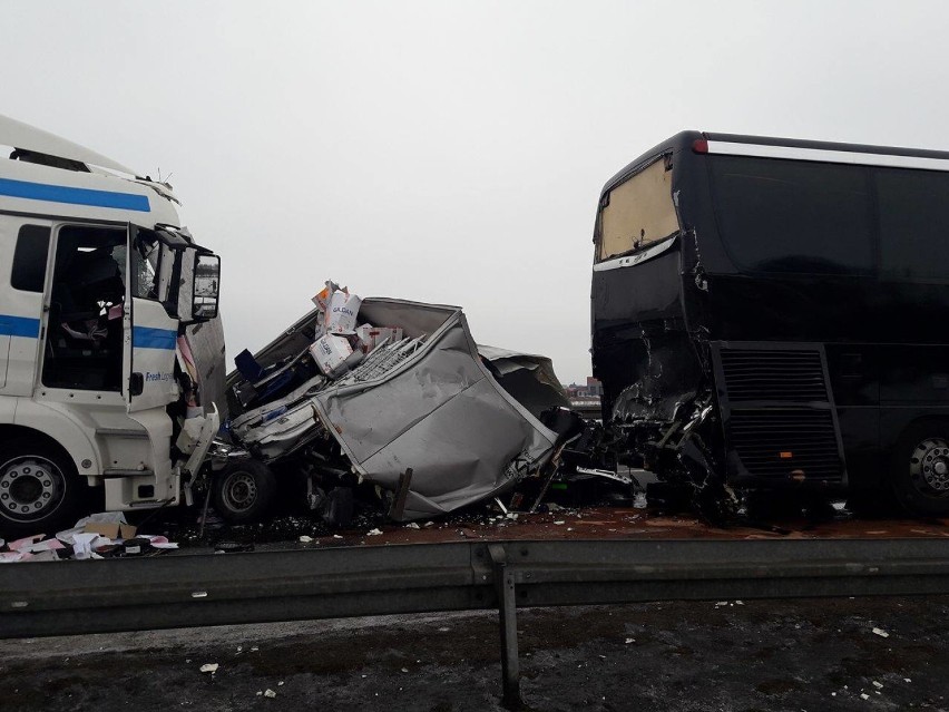 Wypadek na DK 1 koło Radomska. Ciężarówka zderzyła się z busem. Ranni [ZDJĘCIA]