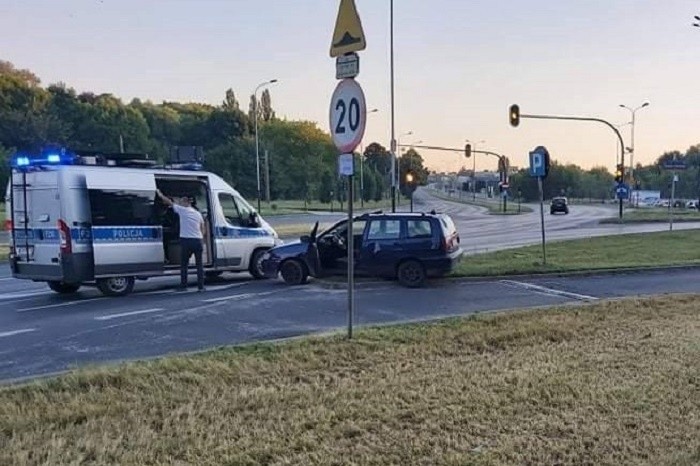 Jadący do pracy policjant zatrzymał pijanego kierowcę. Mężczyzna potrącił funkcjonariusza i uszkodził jego auto