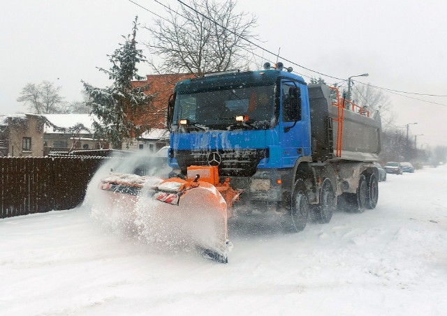 Pługopiaskarki pracują na drogach powiatu radomskiego.