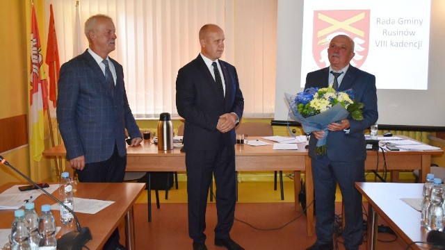 Wójtowi Marianowi Wesołowskiemu (z prawej) gratulacje składa Hieronim Seta, Przewodniczący Rady Gminy.