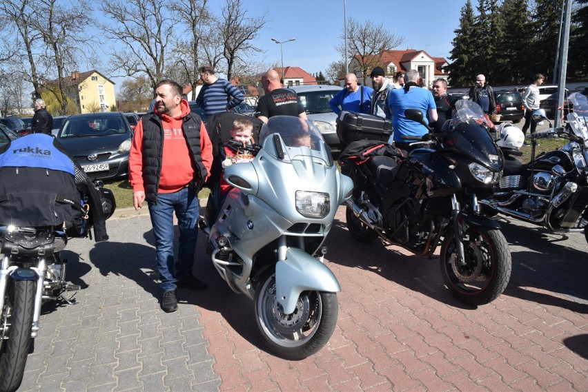 Motoświęconka w Ostrołęce. Motocykliści przyjechali pod kościół farny