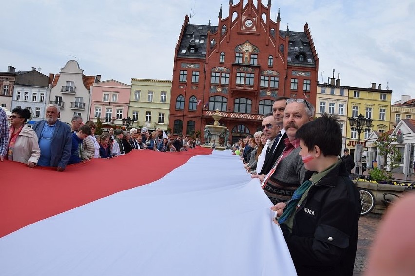 Chojniczanie trzymali gigantyczną flagę o długości stu metrów [zdjęcia]