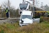 Wypadek na przejeździe kolejowym we Wrocławiu. W aucie była kobieta i dzieci. Do zdarzenia doszło na niestrzeżonym przejeździe
