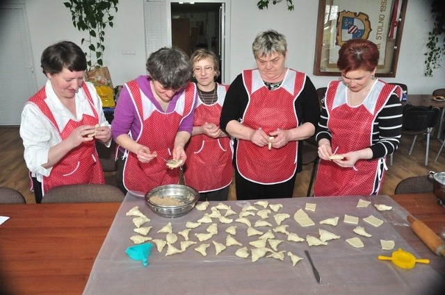 Stolnianki chętnie uczestniczą w zajęciach z przygotowania regionalnych przysmaków. Od lewej: Elżbieta Hołda, Halina Urbańska, Teresa Kołodziejska, Mirosława Kilkiewicz i Izabela Kamińska.