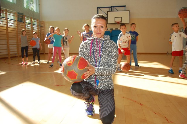 Naprawdę zabiegana jest nauczycielka wychowania fizycznego ze Szkoły Podstawowej w Lucynowie, Ewa Jagielska, która w kilka tygodni temu wywalczyła złoty medal w 14. Mistrzostwach Polski Nauczycieli w biegu maratońskim. Pokonała dystans 42 km w 2 godz. 54 minut. (...)Już w szkole podstawowej postanowiła, że chce zostać nauczycielką wychowania fizycznego. - Praca ta daje mi ogromną satysfakcję. Bardzo lubię pracować z dziećmi, patrzeć jak się rozwijają, nabywają nowych umiejętności – mówi. I dodaje: - Nie jest to prosty zawód. Trzeba mieć w sobie dużo cierpliwości, zaangażowania i być przede wszystkim przykładem dla dzieci i młodzieży. Jeżeli człowiek kocha swoją pracę,  to nie czuje, że pracuje ... Tak właśnie jest w moim przypadku - tłumaczy.Mówi o sobie, że jest z natury osobą bardzo zorganizowaną, zdeterminowaną i dążącą do wyznaczonego celu. Bardzo ciężko pracuje, aby osiągać jak najlepsze wyniki sportowe. (...)