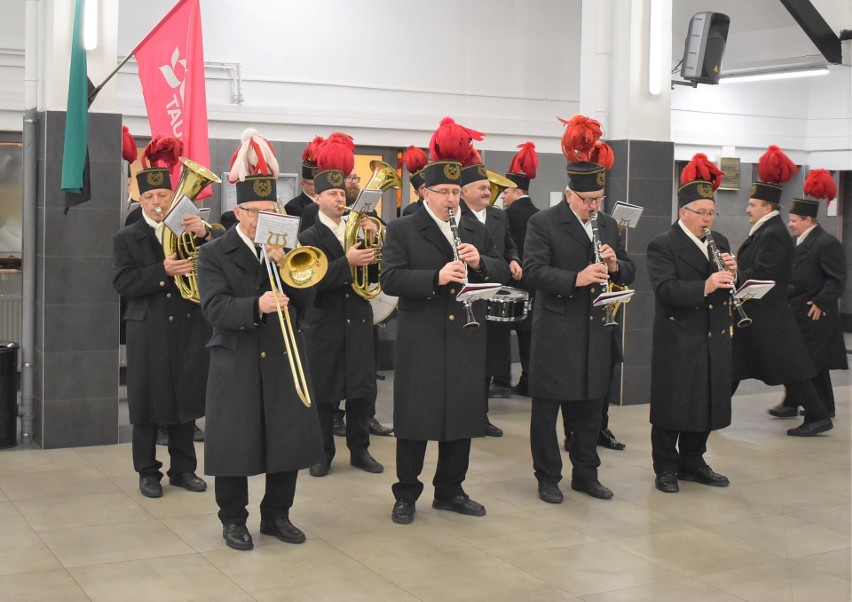 Barbórka w Brzeszczach. Po uroczystym spotkaniu w cechowni górnicy z orkiestrą przemaszerowali do kościoła św. Urbana [ZDJĘCIA]