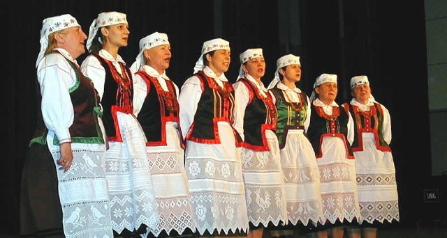 Charakterystyczna maniera śpiewacza, piękna muzyka i stroje - to dla nich warto przyjść na ten największy kurpiowski festiwal muzyczny
