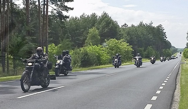 Piotr JędzuraPolicja w całym kraju stanie gotowości z powodu zloty gangu motocyklistów "Hells Angels". W piątek, 3 czerwca, duża kolumna minęła Zieloną Górę. Przejazd motocyklistów obstawiała policja.Zielonogórska policja natychmiast po otrzymaniu informacji o grupie motocyklistów ruszyła na trasę koło Świdnicy. Radiowozy obstawiły drogę ich przejazdu. Inne policyjne pojazdy prowadziły kolumnę motocyklów od Świdnicy przez Trasę Północną w kierunku drogi S3. Radiowozy były również na drogach wjazdowych do miasta.Obstawa była dyskretna. Radiowóz na sygnałach jechał w dużej odległości przed motocyklistami "Hells Angels". Inne jechały za kolumną również w sporej odległości. Policja ubezpieczała również postój motocyklistów na stacji benzynowej koło Świdnicy.Do Polski przyjedzie około tysiąca motocyklistów z gangu "Hells Angels". Wezmą udział w światowym zlocie "World Run 2016", który odbywać się będzie 3-5 czerwca w Ryni nad Zalewem Zegrzyńskim. Ze względów bezpieczeństwa na teren ośrodka, w którym się zatrzymają nie będą mogły wejść osoby postronne. Mogłoby bowiem źle się to dla nich skończyć. Motocykliści z "Hells Angels" znani są z agresji. Wielu z nich to osoby z wyrokami za bardzo poważne przestępstwa. W Stanach Zjednoczonych oficjalnie uznano ich za organizację przestępczą.Z powodu gangu Aniołów Piekieł policja w całym kraju została postawiona w stan gotowości.Przeczytaj też:  Motocyklista szalał na drodze. Pędził aż 224 km/h! [WIDEO]