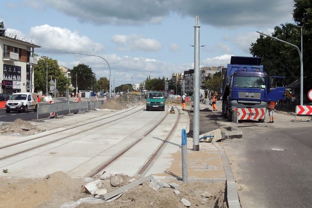 Torowisko pod przyszłą linię tramwajową na JAR. Gotowe są fragmenty trasy