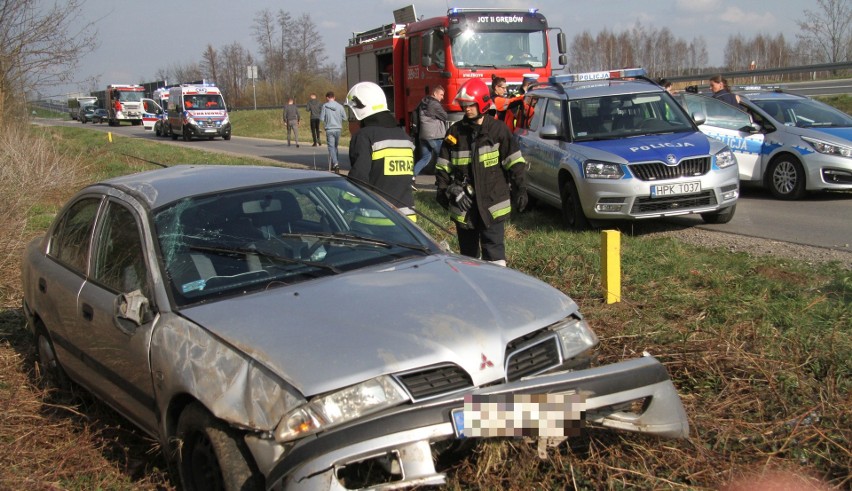 Mitsubishi dachowało z obwodnicy Grębowa, omal nie wpadło na rowerzystów. Kierowca był kompletnie pijany [ZDJĘCIA)