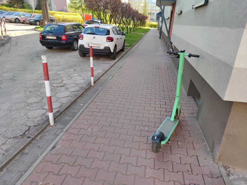 Hulajnogi są porzucane niemal wszędzie....