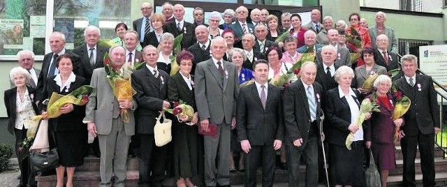 42 pary z gminy Staszów w tym roku obchodzi Złote Gody. W dniu uroczystości nie mogło zabraknąć pamiątkowej fotografii.