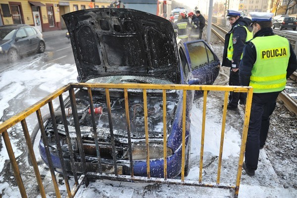 Pożar samochodu przy szpitalu Korczaka (aktual., galeria)