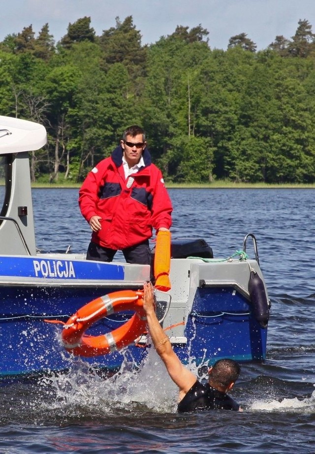 Policjant wodny wraz ze strażnikiem Państwowej Straży Rybackiej uratowali mężczyznę, którego żaglówka wywróciła się na zalewie Siemianówka.
