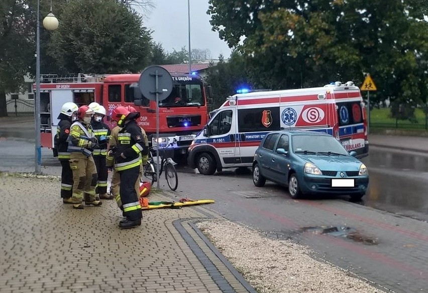 Wypadek w Grębowie. Ranny rowerzysta potrącony przez renault (ZDJĘCIA)